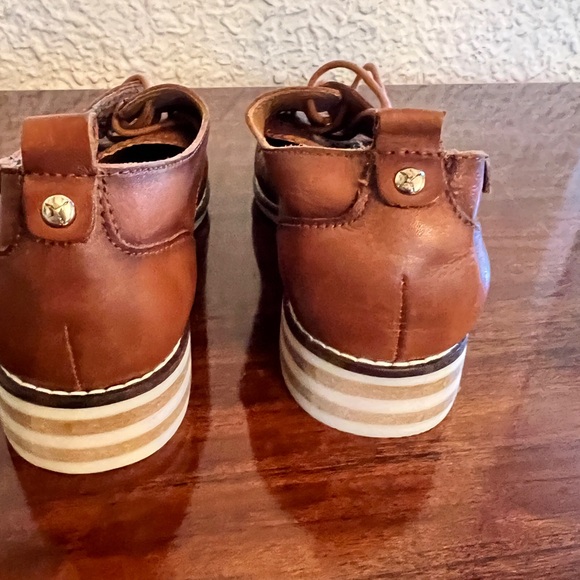 Pikolinos Brown Flats with Broguing and Lace-Up Design - Picture 3 of 5